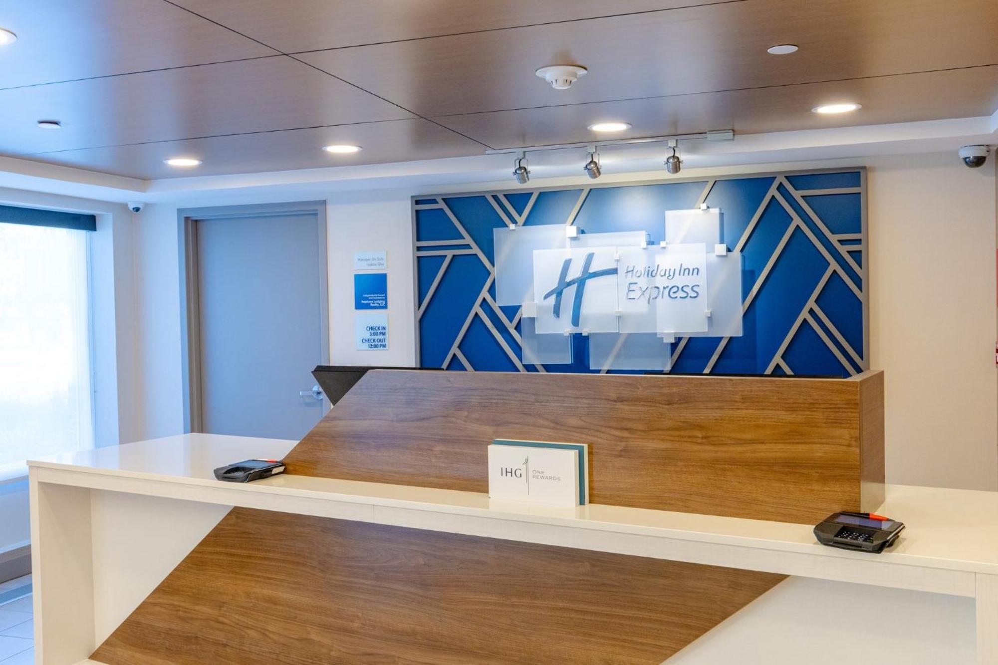 Holiday Inn Express - Neptune By Ihg Экстерьер фото